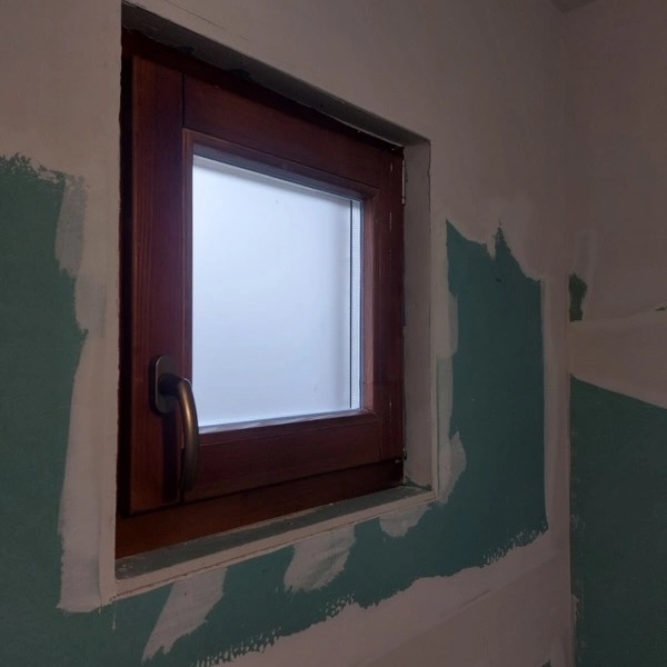 Fürdőszobai tömörfa ablak